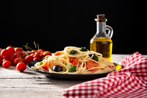 Kostenloses Foto spaghetti mit gemüsebrokkolitomatenpaprika