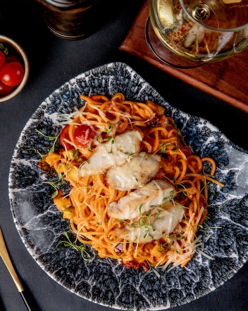 Spaghetti mit Huhn in Tomatensauce Draufsicht