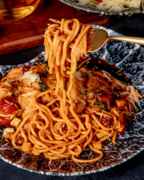 Spaghetti mit Huhn in Tomatensauce Seitenansicht