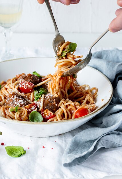 Spaghetti mit Marinara-Tomatensauce, garniert mit Parmesan und Basilikum Food-Fotografie