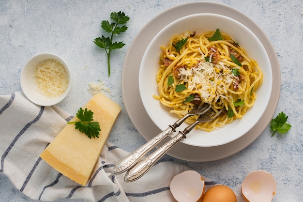 Spaghetti mit Parmesan flach legen