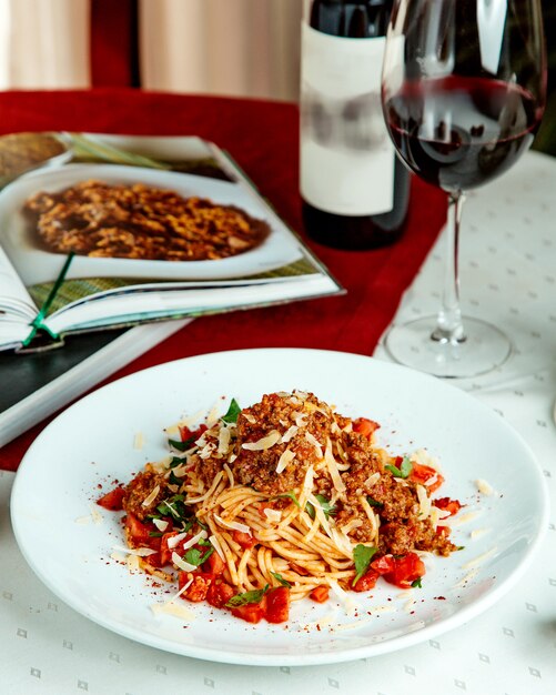 Spaghetti mit Rinderhackfleisch-Tomaten-Minze und Käse