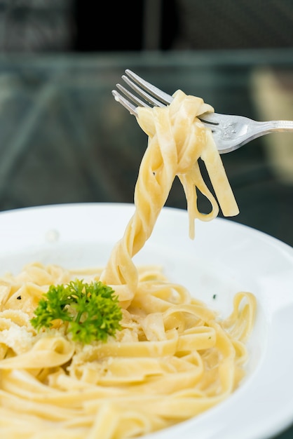 Spaghetti mit Sahnesauce