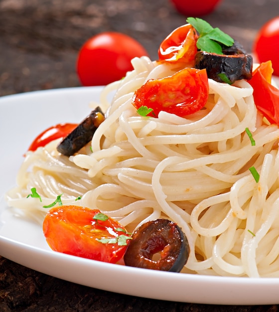 Spaghetti mit Tomaten und Oliven