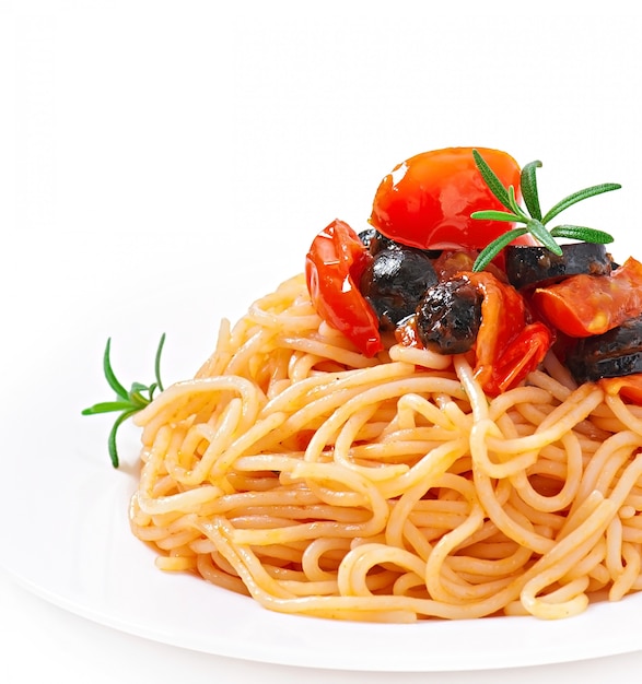 Kostenloses Foto spaghetti mit tomaten und oliven