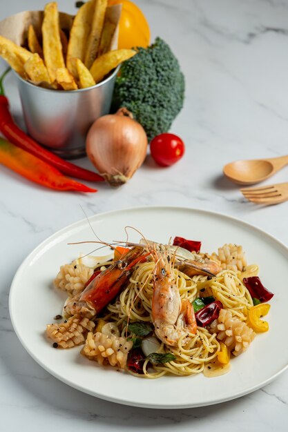 Spaghetti mit würzigen gemischten Meeresfrüchten auf Marmorhintergrund