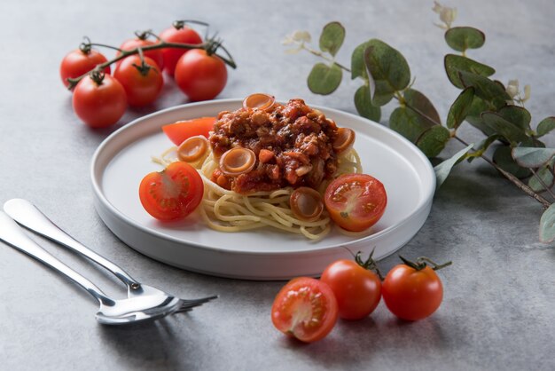 Spaghetti-Nudeln mit Tomatensauce und Wurst