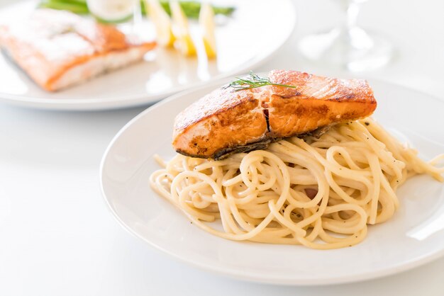 Spaghetti-Sahne-Sauce mit Lachs