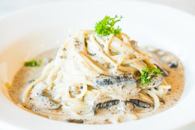 Spaghetti-Sahnesoße mit Trüffelpilz