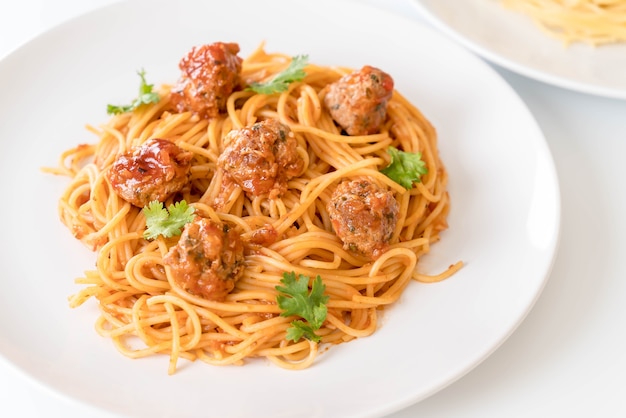 Spaghetti und Fleischbällchen