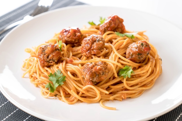 Spaghetti und Fleischbällchen