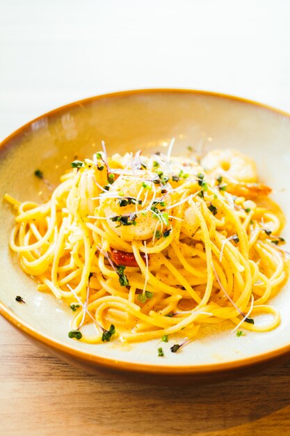 Spaghetti und Nudeln mit Garnelen und Sauce