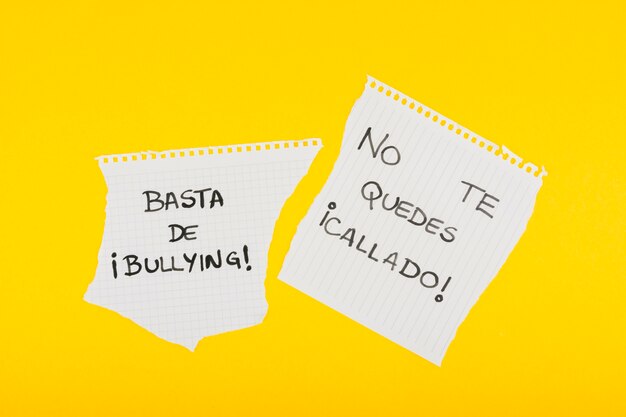 Spanische Slogans gegen Mobbing auf Schulpapier