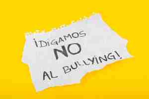 Kostenloses Foto spanischer slogan auf papierblatt gegen das mobbing