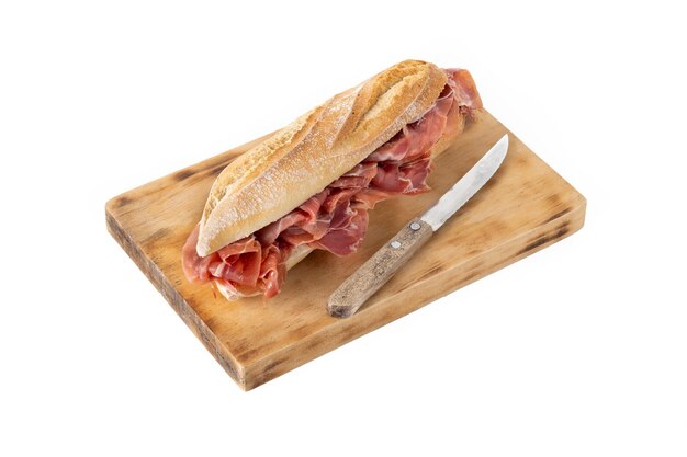 Spanisches Serrano-Schinken-Sandwich isoliert auf weißem Hintergrund