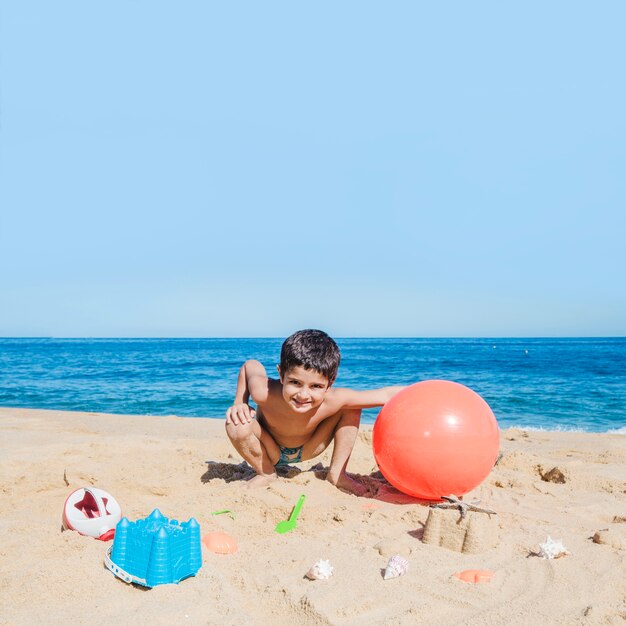 Spaß Junge mit Ball auf th ebeach