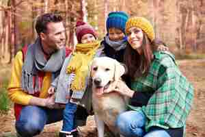 Kostenloses Foto spazieren sie mit familie und hund im wald