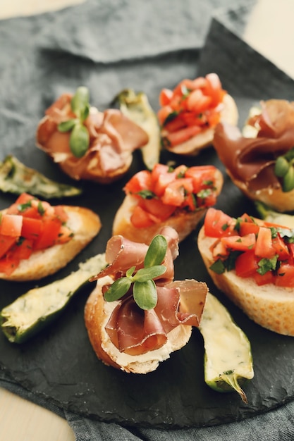 Kostenloses Foto speck snacks. traditionelle spanische tapas