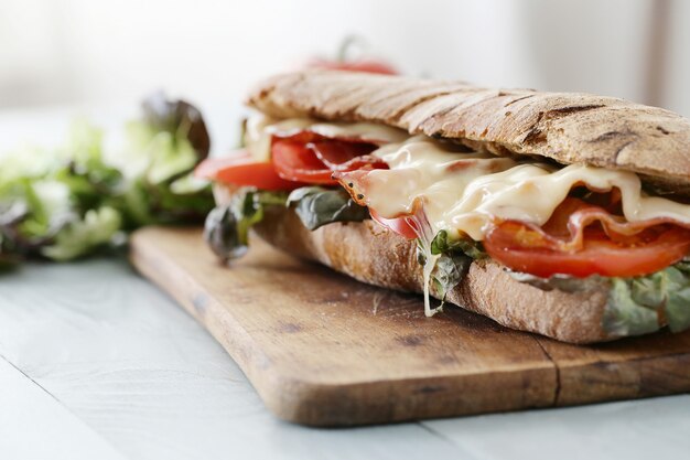 Speck-Tomaten-Käse-Sandwich