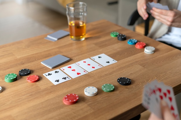 Kostenloses Foto speisen und getränke bereit für ein pokerspiel