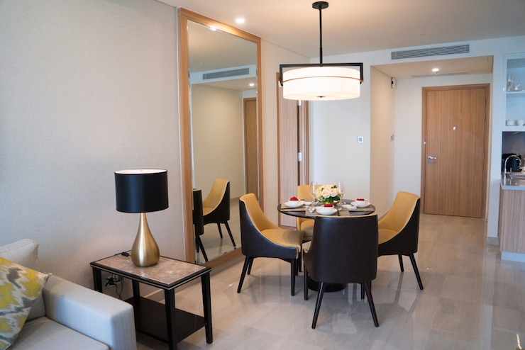 Kostenlose Foto speiseraum der bequemen studiowohnung oder des hotelzimmers.