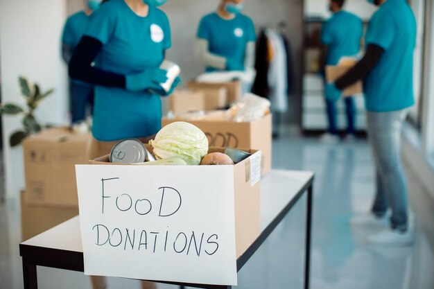 Spendenbox mit verschiedenen Speisen bei gemeinnütziger Stiftung