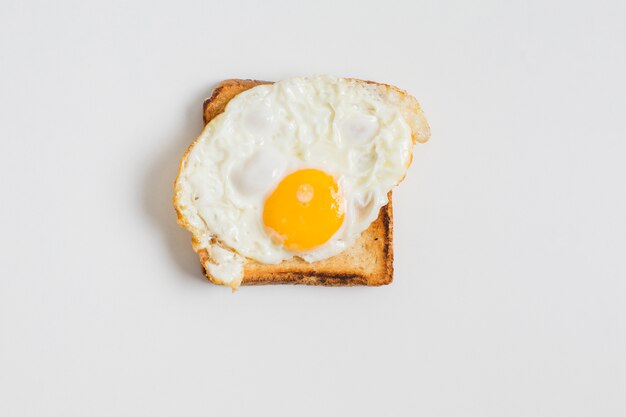 Spiegelei auf dem Toast getrennt auf weißem Hintergrund