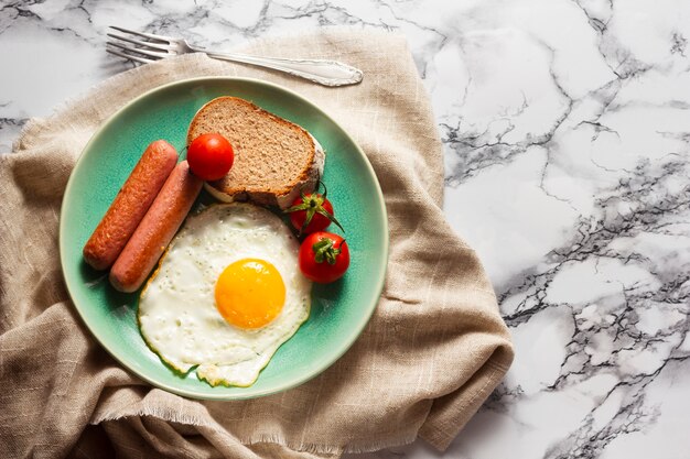 Spiegelei mit Hotdogs und Tomaten