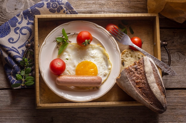 Spiegelei mit Würstchen und Brot