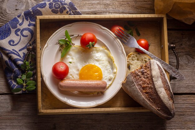 Spiegelei mit Würstchen und Brot