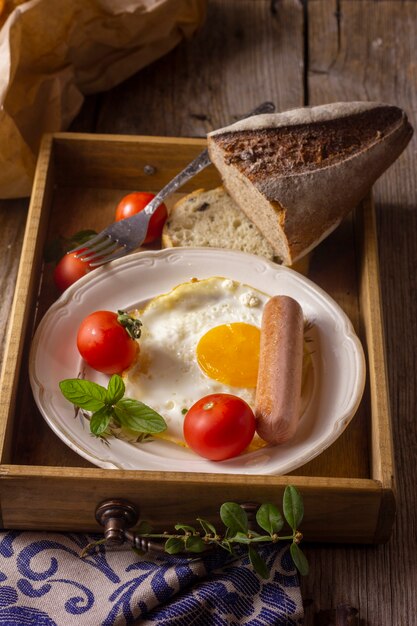 Spiegelei mit Würstchen und Tomaten