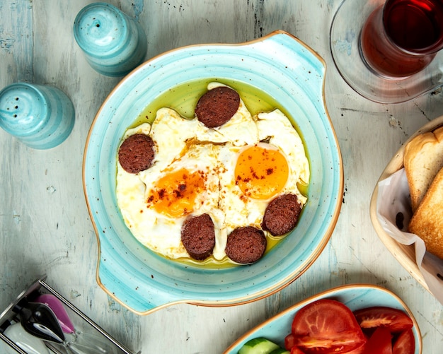 Spiegeleier mit Sujuk und einer Tasse aromatischem Tee