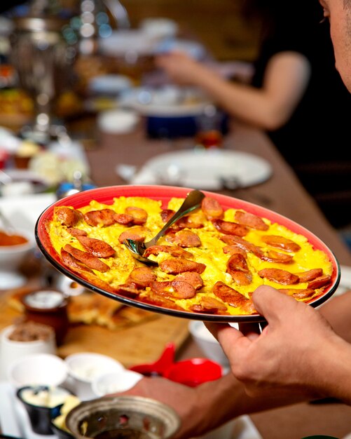 Spiegeleier mit Würstchen auf dem Tisch