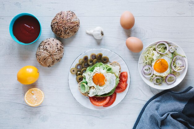 Spiegeleier und Brötchen zum Frühstück