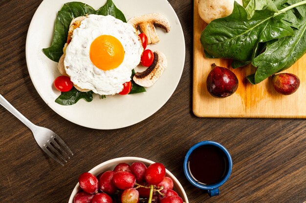 Spiegeleifrühstück mit Tomaten und Kaffee