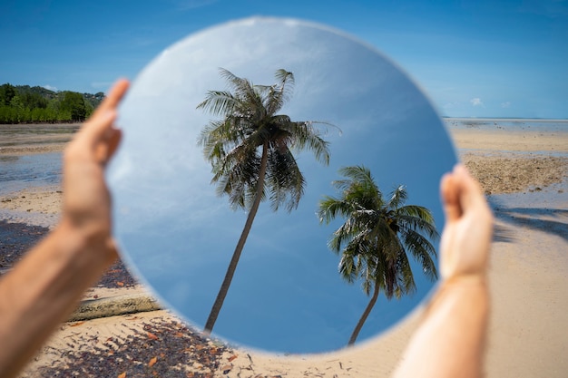 Spiegeln Sie Hintergrund mit den Händen draußen