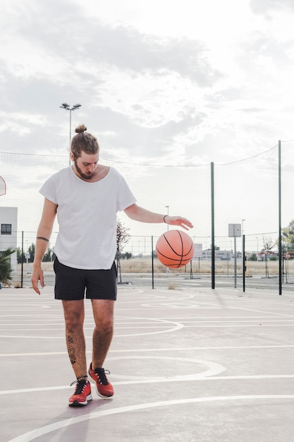 Spieler, der Basketball im Gericht tröpfelt