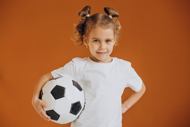 Spieler des kleinen Mädchens, der Fußballball hält