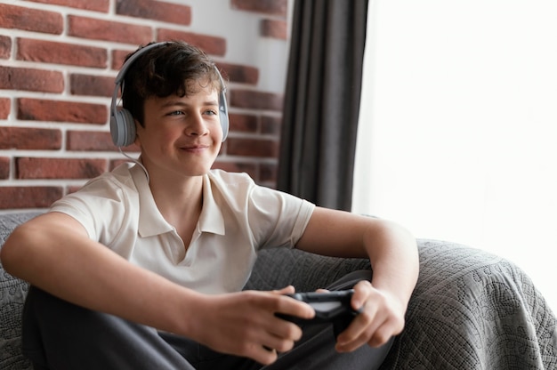 Spieler mit mittlerem Schuss, der mit dem Controller spielt