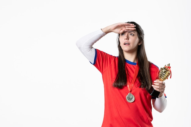 Spielerin der Vorderansicht mit Medaille und goldenem Pokal