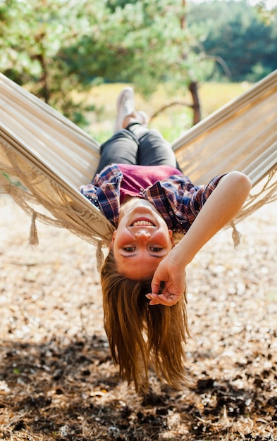 Kostenloses Foto spielerische frau, die hängemattenzeit genießt