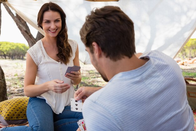 Spielkarten der glücklichen Frau mit Mann