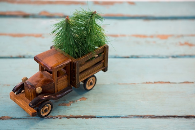 Spielzeug-LKW mit Weihnachtsbäumen
