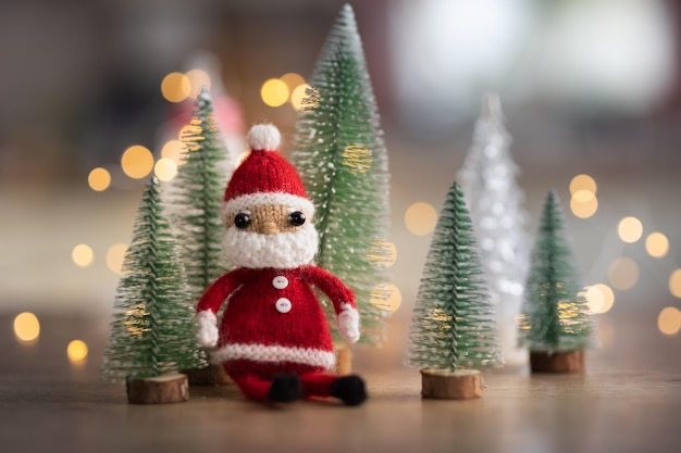 Spielzeug-weihnachtsmann mit weihnachtsbäumen. Premium Fotos