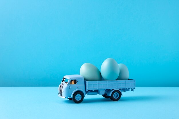 Spielzeugauto mit Ostereiern hautnah