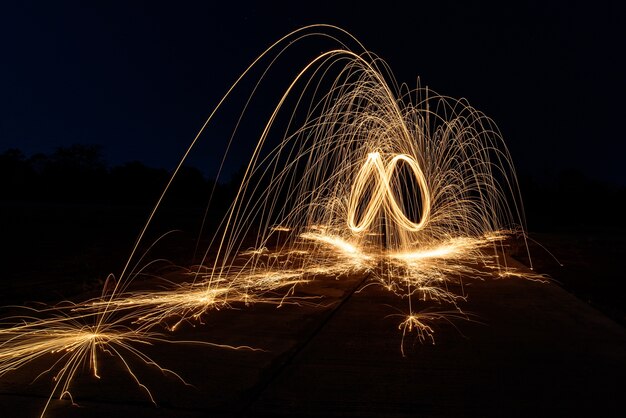 Spiralstahl Wolle Feuer, Kunst des Spinnens Stahlwolle, Absostact Licht