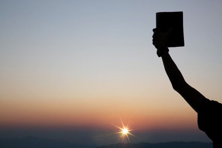 Kostenlose Foto spirituelle gebetshände halten die bibel