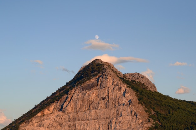 Spitze eines Hügels unter dem hellen Himmel