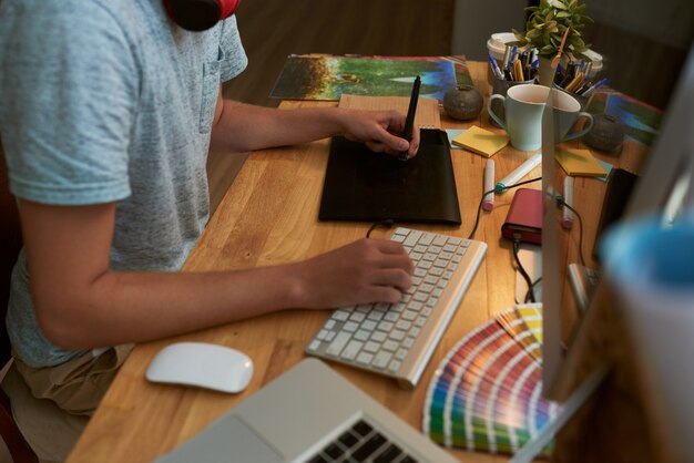 Spitzenwinkelsicht des männlichen Webdesigners bei der Arbeit