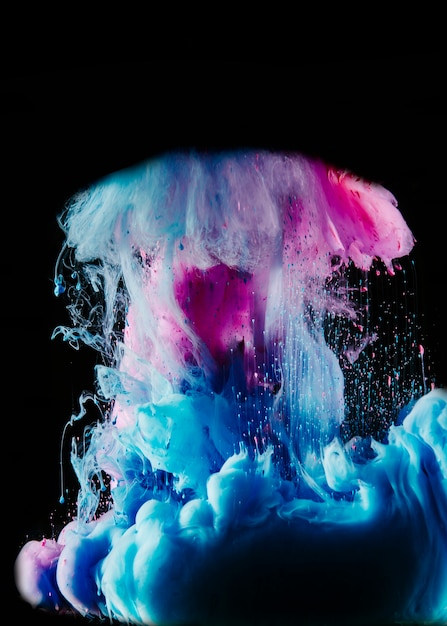 Splash von blauen und magentaroten Farben